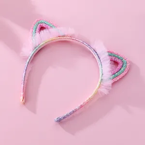Detalle de diadema con orejas de gato, purpurina arcoíris y borde de tul rosa suave