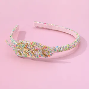 Serre-tête rose avec feuilles à paillettes colorées et perles dorées fines