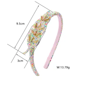 Détail d'un serre-tête rose feuille avec paillettes et dimensions 9,5 cm par 3 cm