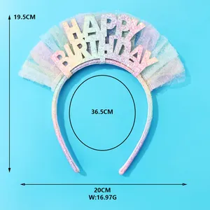 Dettaglio cerchietto Happy Birthday con lettere glitter arcobaleno e bordo in tulle colorato