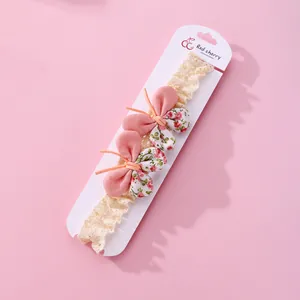 Bandeau bébé en dentelle rose avec des nœuds papillon 3D mignons et des motifs floraux