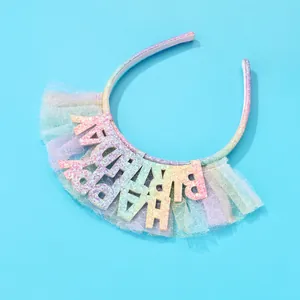 Dettaglio cerchietto Happy Birthday con tulle arcobaleno e lettere glitterate