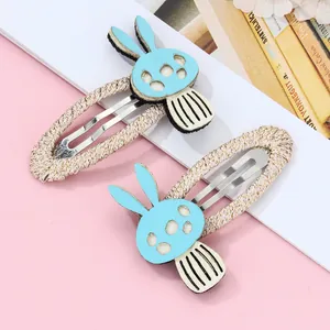 Detail von hellblauen Leder-Hasen-Haarspangen mit beigem BB-Clip und Lochmuster-Design