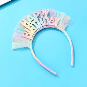 Dettaglio del cerchietto Happy Birthday arcobaleno con paillettes e tulle colorato