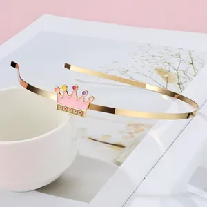 Details vom schmalen goldenen Haarreif mit rosa Emaille-Krone und bunten Punkten