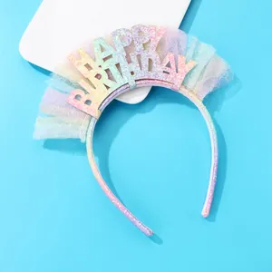 Dettaglio cerchietto Happy Birthday arcobaleno con glitter e decorazioni in tulle