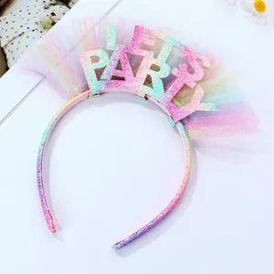 Dettaglio del cerchietto arcobaleno Let's Party con pizzo a rete e finitura glitter