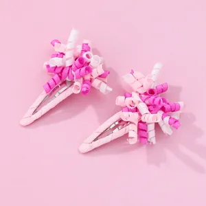 Detailansicht der zweifarbigen rosa Bandschlaufen an Kinderhaarklammern mit Stoffüberzug