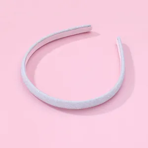 Détail d'un serre-tête argenté pailleté avec doublure en tissu rose antidérapant