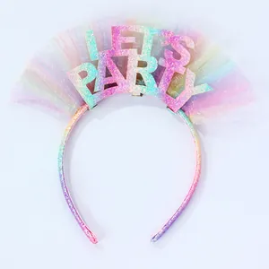 Dettaglio del cerchietto arcobaleno Let's Party con lettere glitterate e pizzo d'organza