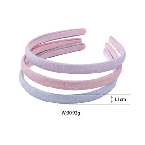 Détail de trois serre-têtes pailletés en violet rose et bleu avec largeur de 1,1 cm