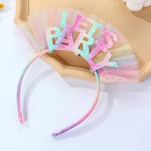 Dettaglio del design glitterato Let's Party con tulle arcobaleno sulla fascia per capelli