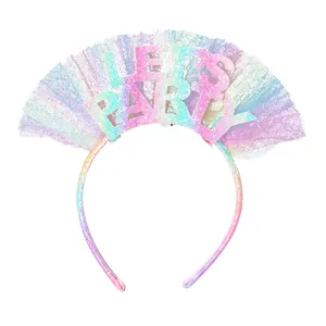 Dettaglio di un cerchietto arcobaleno glitterato con tulle e scritta Let's Party