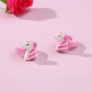 Gros plan détaillé des chouchous licorne en résine rose pour filles avec paillettes