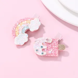 Détail de pinces à cheveux pailletées arc-en-ciel et glace avec strass brillants