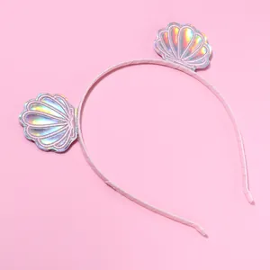 Dettaglio del cerchietto rosa a sirena con conchiglie iridescenti e ricami di precisione