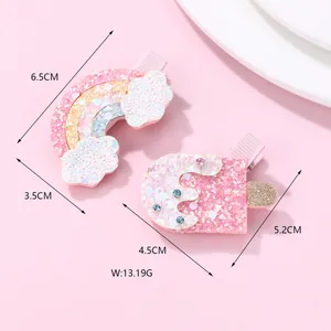 Détail de barrettes arc-en-ciel scintillantes et glace avec pinces en tissu rose