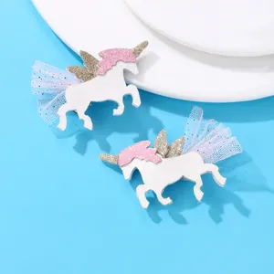 Dettaglio di fermagli per capelli a unicorno con corno dorato e rete viola brillante