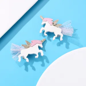 Dettaglio di fermagli per capelli a unicorno con glitter e ali in rete di paillettes