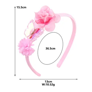 Dettaglio del cerchietto floreale rosa fatto a mano con farfalla 3D e misure indicate