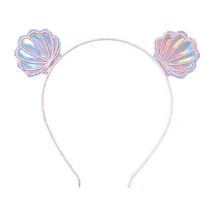 Dettaglio di un cerchietto rosa con ricamo a conchiglia ed effetto olografico