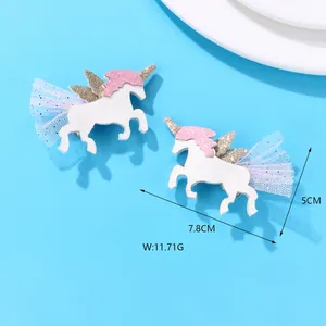 Dettaglio di fermagli per capelli unicorno con glitter e tulle, larghezza 7,8 cm