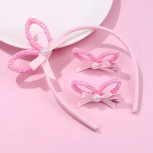 Détail du serre-tête rose pailleté et des barrettes avec perles pour filles