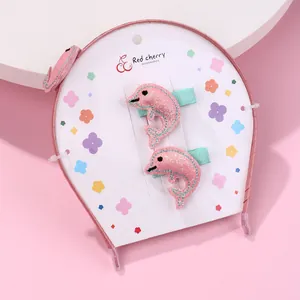 Rosa Kinderhaarschmuck-Set mit Delfin-Haarspangen und Haarreif auf Zierkarte