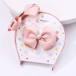 Ensemble serre-tête et pince à nœud rose avec perles sur carte florale