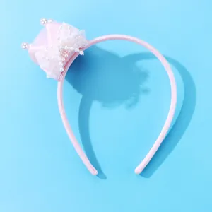 Roze prinses hoofdband met kroon, kant en parels op blauwe achtergrond