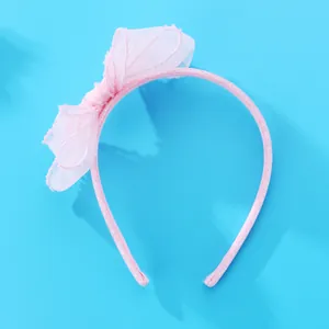 Serre-tête rose pour fille avec nœud en maille et perles sur fond bleu éclatant