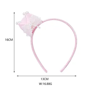 Detail van roze prinsessenhaarband met afmetingen 16cm hoogte en 13cm breedte