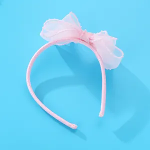 Serre-tête rose pour enfants avec nœud en maille et perles sur fond bleu