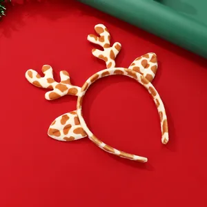 Serre-tête bois de renne en peluche girafe sur fond rouge festif pour Noël et fêtes