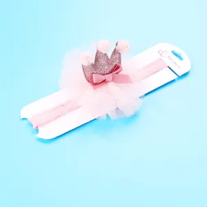 Schattige roze baby hoofdband met kroon, zachte tule en pluche pompons voor meisjes