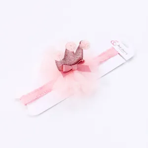 Roze baby haarband met mesh bloemen, pluche ballen en een schattige glitter kroon detail