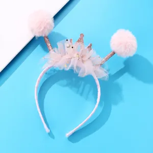 Dettaglio di pompon rosa e corona glitterata con pizzo su cerchietto per capelli dolce