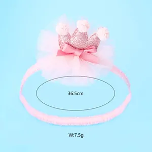 Detail van de 36,5cm roze kroonhoofdband met laagjes tule en glitterende stof
