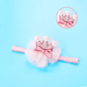 Detail van roze glitterkroon baby haarband met zachte tule strik en elastische band