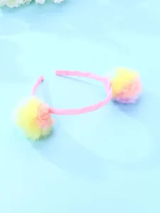Détail du serre-tête rose avec de grands pompons en peluche dégradés jaunes et violets