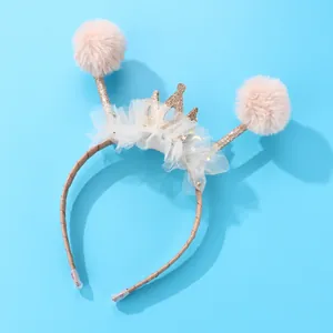 Dettaglio cerchietto per bambini con corona, pompon rosa e tulle con paillettes dorate