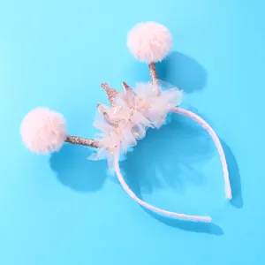 Dettaglio del cerchietto corona rosa con morbidi pompon e stelle lucenti su tulle