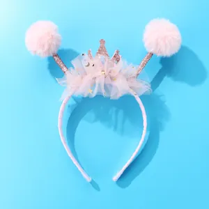 Dettaglio cerchietto corona rosa con pompon morbidi e tulle decorato con stelle oro