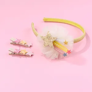 Détail d'un serre-tête et de barrettes à paillettes pour enfants sur fond rose