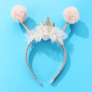 Dettaglio cerchietto corona per bambini con pompon rosa e tulle a stelle su sfondo blu