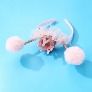 Cerchietto principessa rosa con corona glitterata, pizzo a rete e pompon di peluche