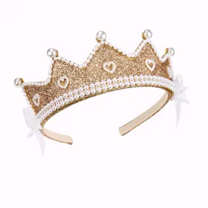 Glinsterende gouden kroon hoofdband met witte parels hartpatroon en kanten strikjes
