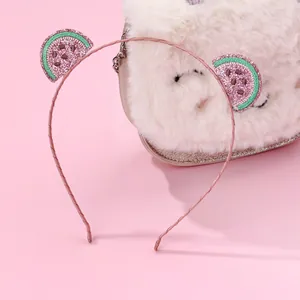 Serre-tête rose pour fille avec broderie pastèque pailletée sur fond clair doux