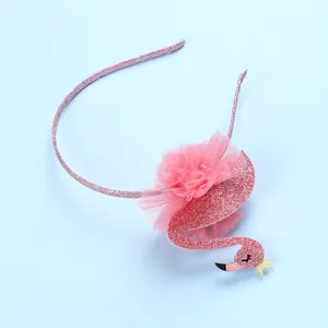 Serre-tête flamant rose avec fleur en tulle pailletée et décorations brillantes