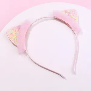 Dettaglio del cerchietto con orecchie di gatto in pizzo rosa e paillettes a stella